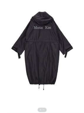 MATIN KIM Logo
CITY BREEZE MAXI WINDBREAKER IN BLACK